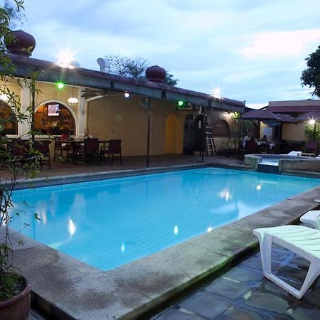 Phoenix Hotel Angeles Bagian luar foto